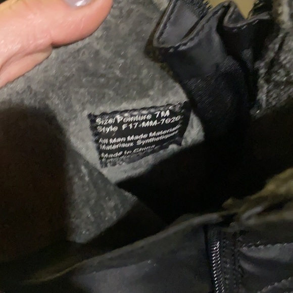 Women’s size 7 winter boots - Picture 3 of 3